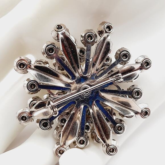 Vintage 1950s Clear Rhinestone Snowflake Wedding Brooch – Mid-Century Bridal Pin - Picture 5 of 9